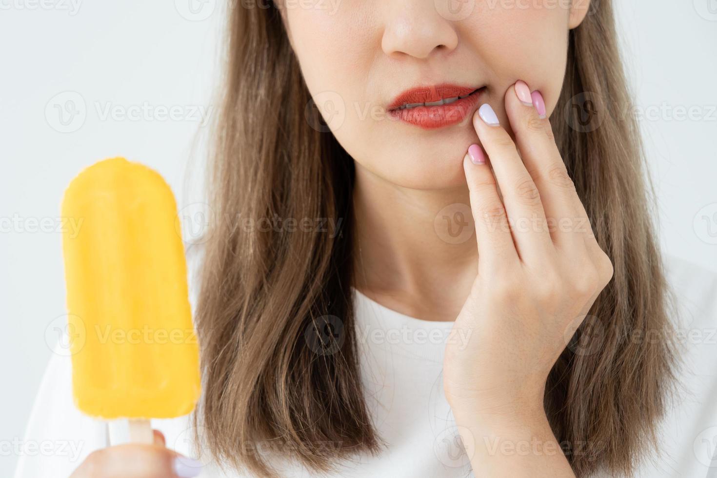 Aziatisch vrouw voelen gevoelig tanden na aan het eten ijs room, vrouw lijden tand, verval problemen, tandheelkundig zorg, tand extractie, verval probleem, slecht adem, tandvlees recessie, mondeling hygiëne instructie foto