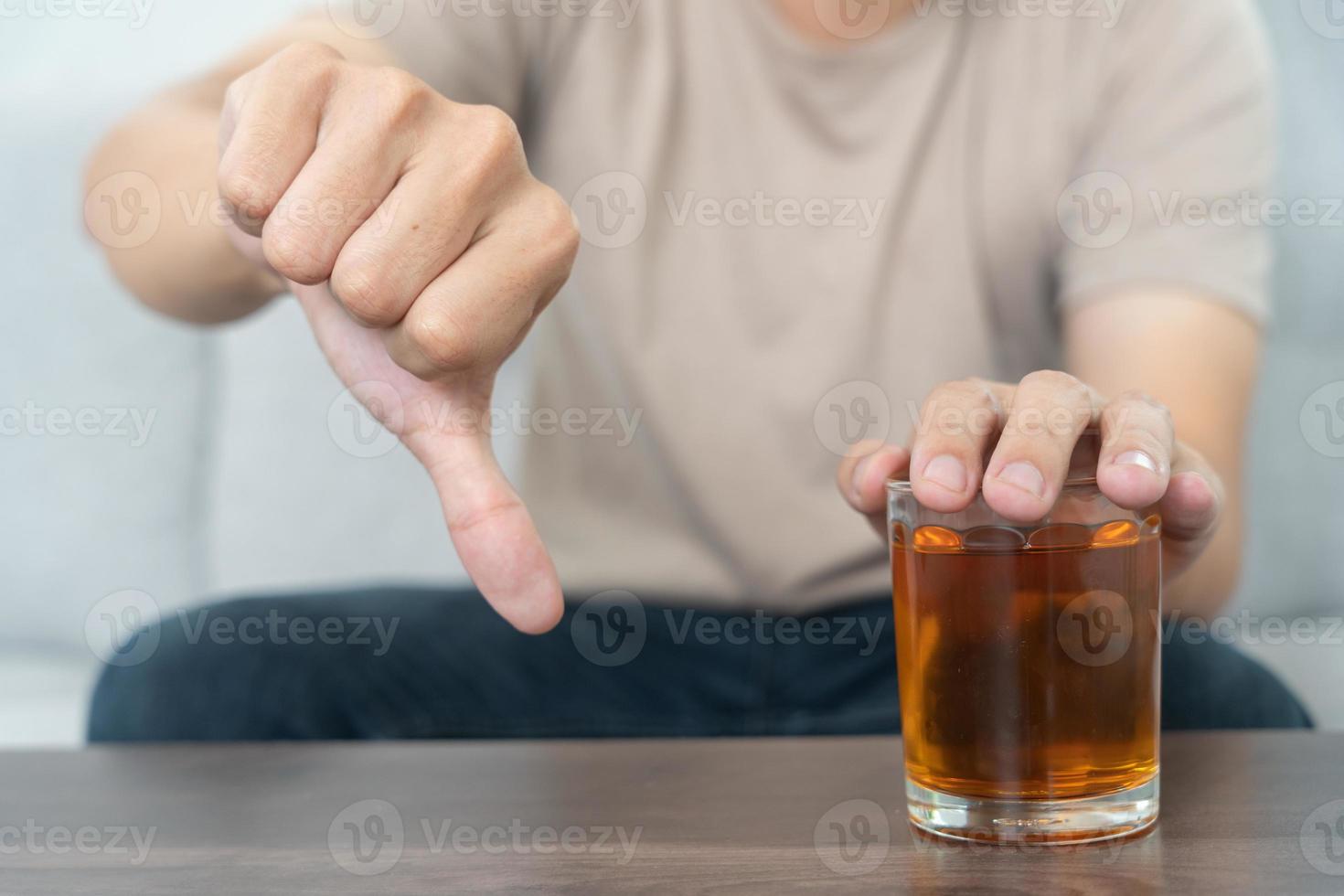 Mens weigert zeggen Nee en vermijden naar drinken een alcohol whisky , stoppen hand- teken mannelijk, alcoholisme behandeling, alcohol verslaving, stoppen drank, hou op drinken alcohol. weigeren glas likeur, ongezond, afwijzen foto