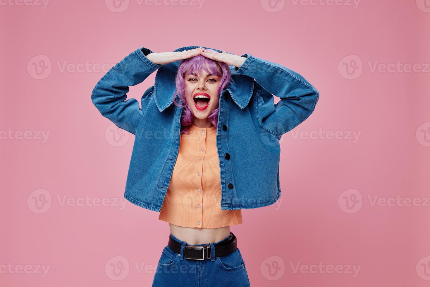 mooi modieus meisje denim kleding mode poseren pet roze bril roze achtergrond ongewijzigd foto