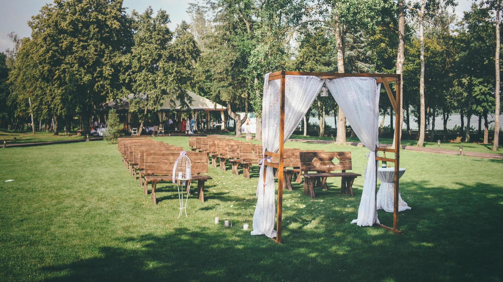 buitenhuwelijk met tuinhuisje foto