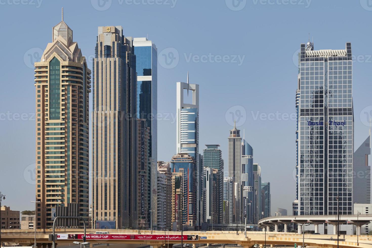 wolkenkrabbers naast sjeik zayed weg in Dubai foto