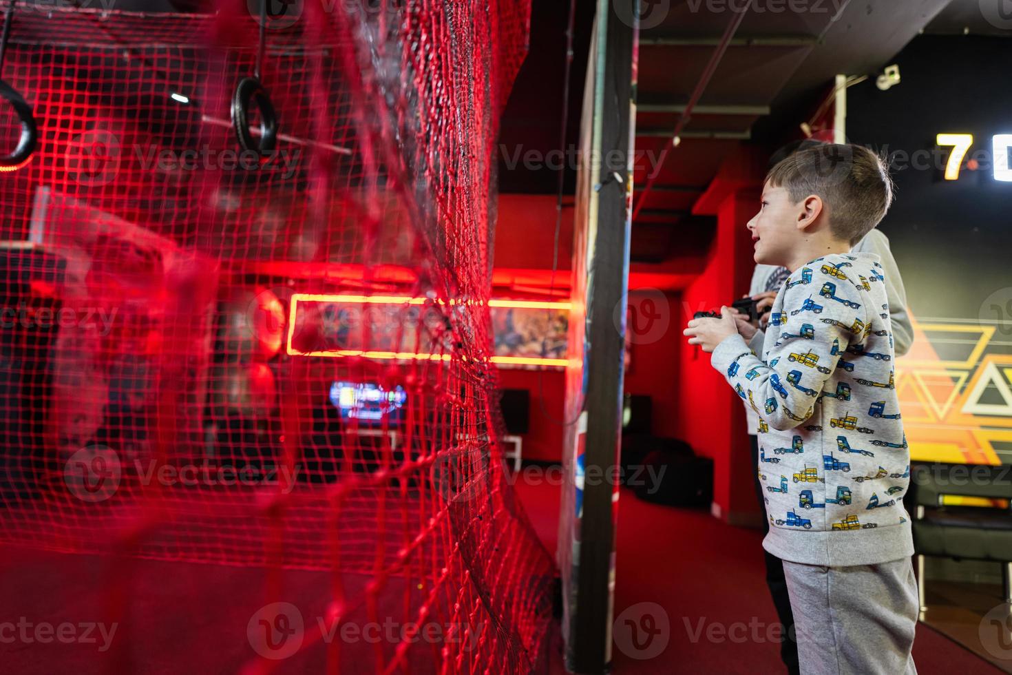 kinderen vliegend afgelegen controle drones spel binnen- Speel zone. foto