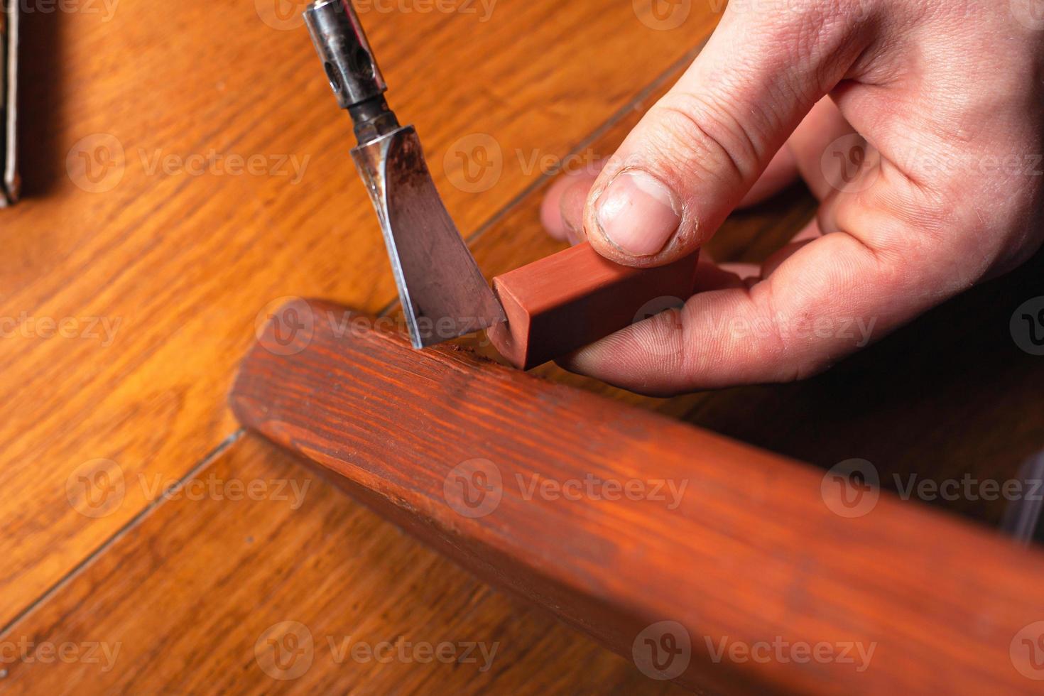 reparatie en restauratie van houten meubelen foto