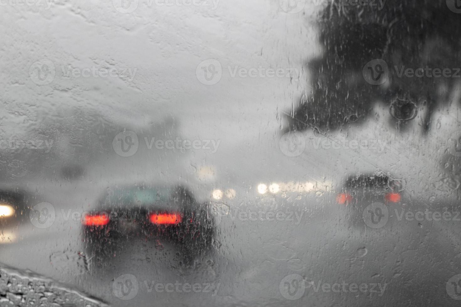 visie door de voorruit van verkeer in de regen foto