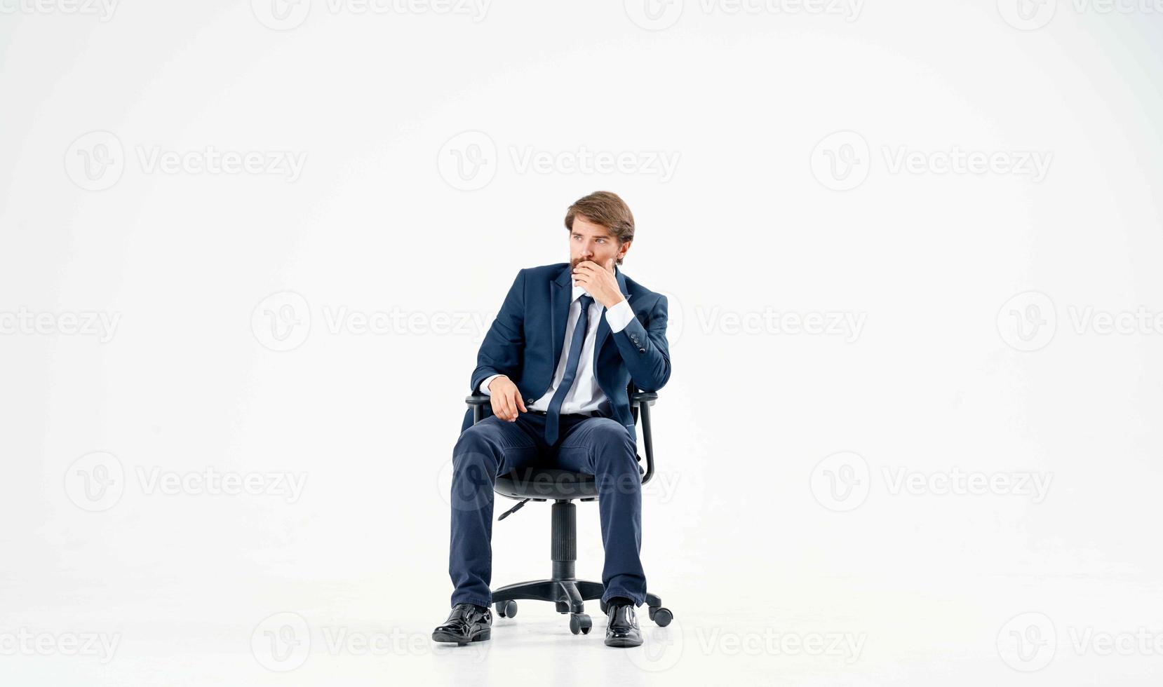 bedrijf Mens zittend in een stoel kantoor manager pak foto