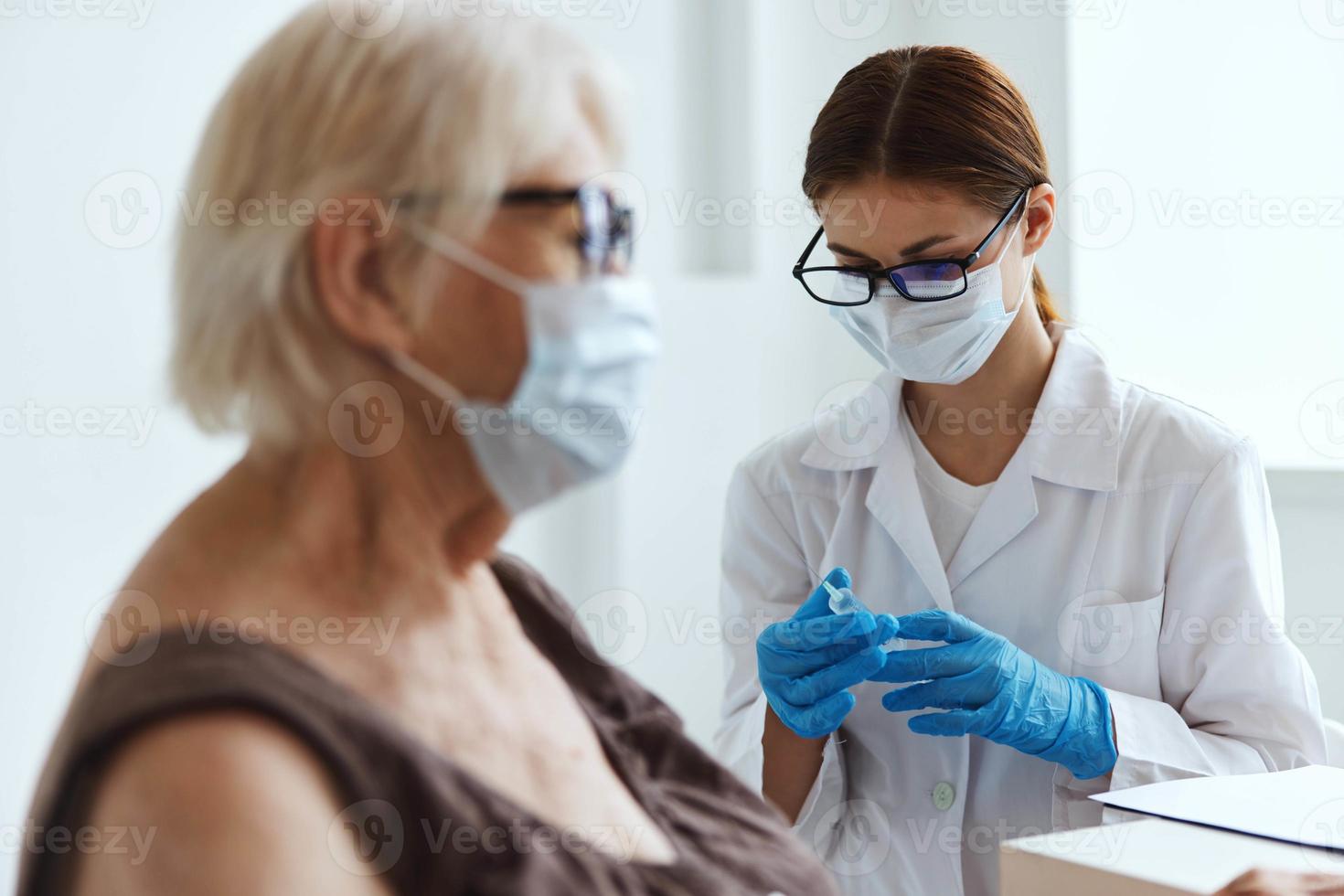 dokter met een injectiespuit schouder injectie Gezondheid zorg foto