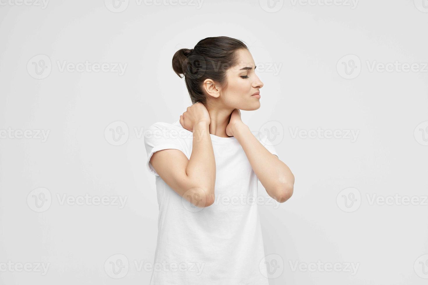 vrouw pijnlijk syndroom ongemak geïsoleerd achtergrond foto