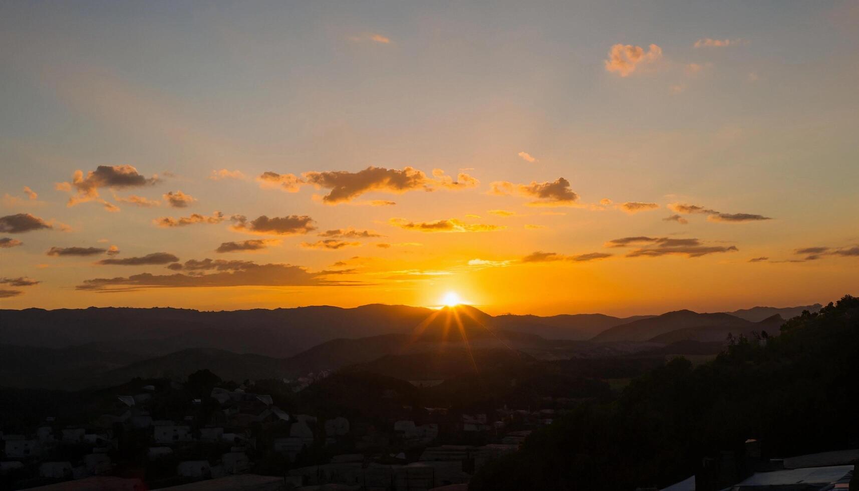 zonsondergang lucht achtergrond, ai foto