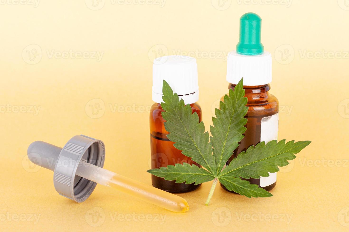 extract medicinale cannabisolie, kruidenelixer en natuurlijke remedie tegen stress en ziekte foto