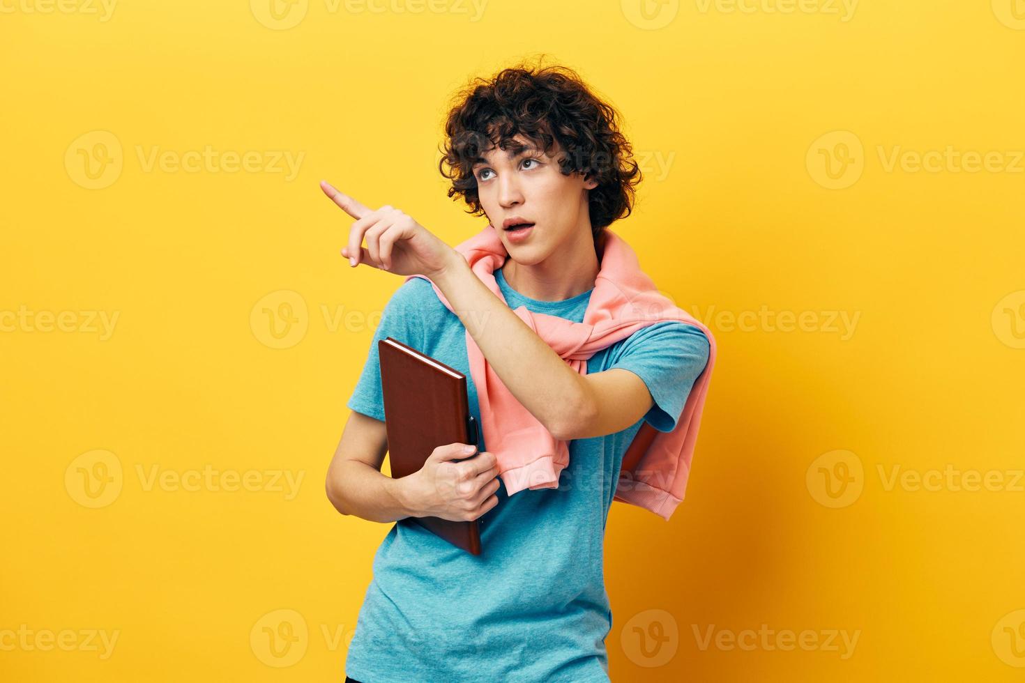 leerling met een boek college aan het leren roze jasje geïsoleerd achtergronden foto