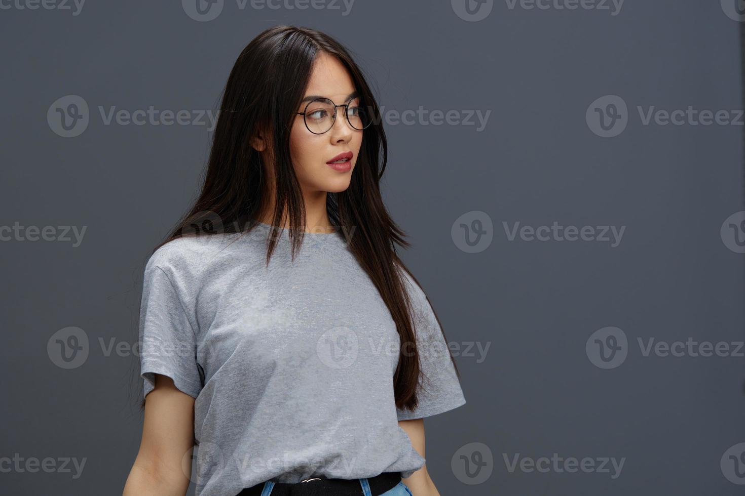 vrouw bril Aan gezicht mode levensstijl grijs t-shirt grijs achtergrond foto