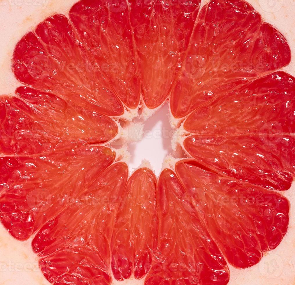 ronde stuk van grapefruit Aan een wit geïsoleerd achtergrond, top visie foto