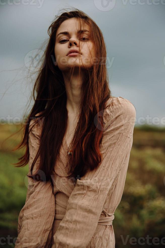 vrouw lang haar- jurken charme buitenshuis levering ongewijzigd foto