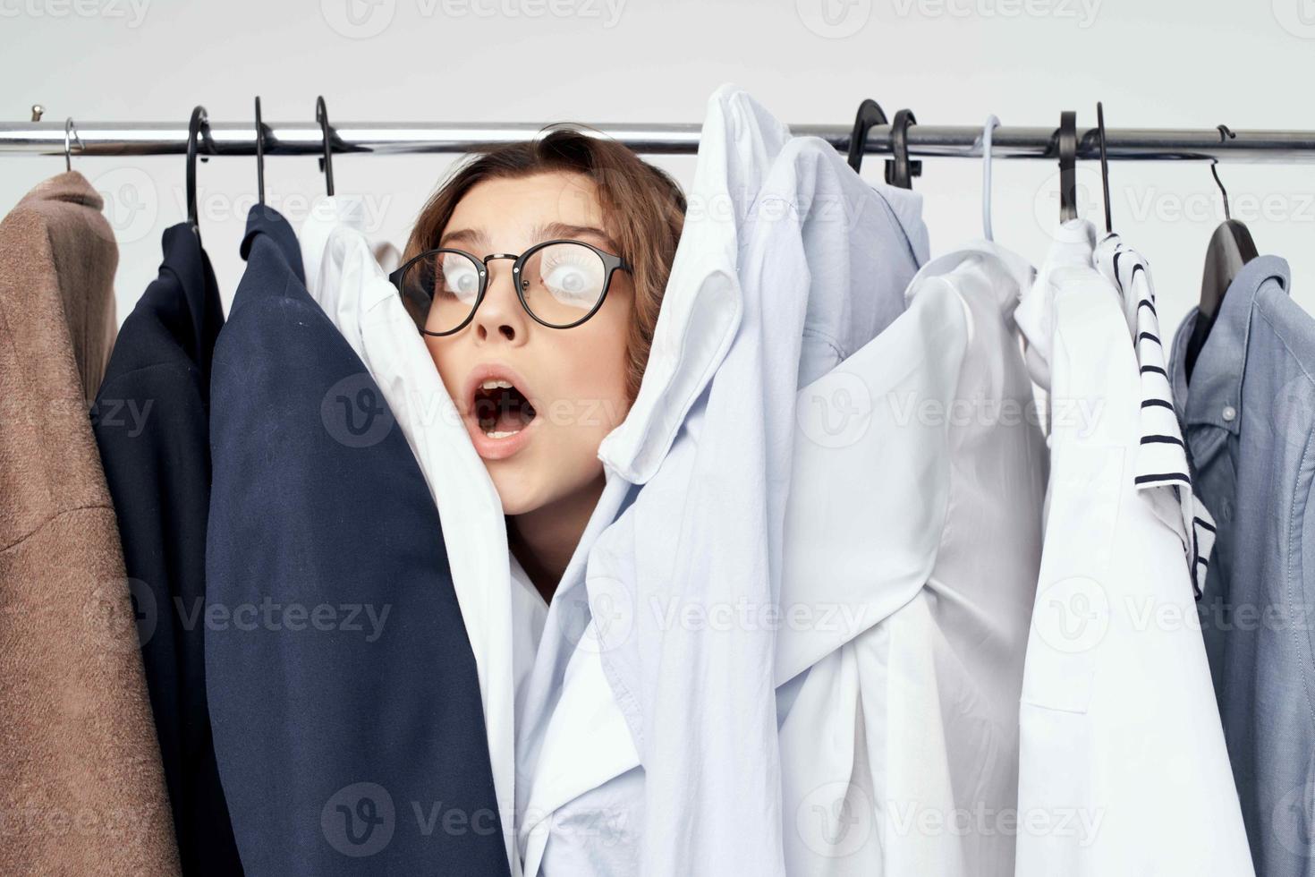 vrouw met bril kleren hanger levensstijl boodschappen doen licht achtergrond foto