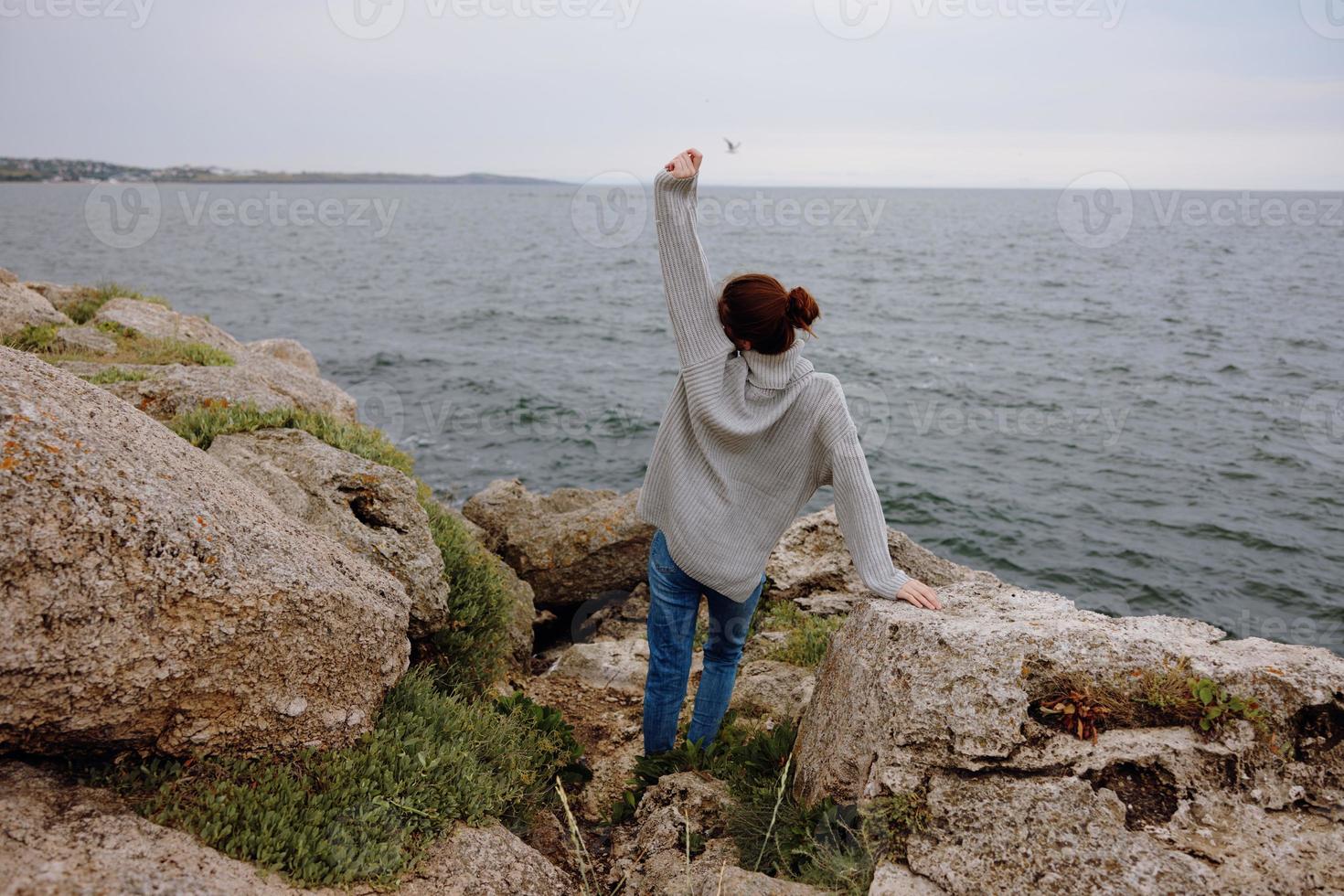 mooi vrouw strand toerisme bewolkt weer steen kust ontspanning concept foto