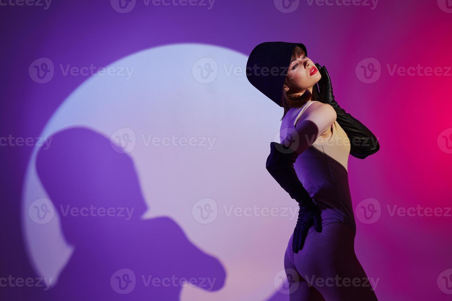 mooi modieus meisje poseren Aan stadium spotlight silhouet disco Purper achtergrond ongewijzigd foto