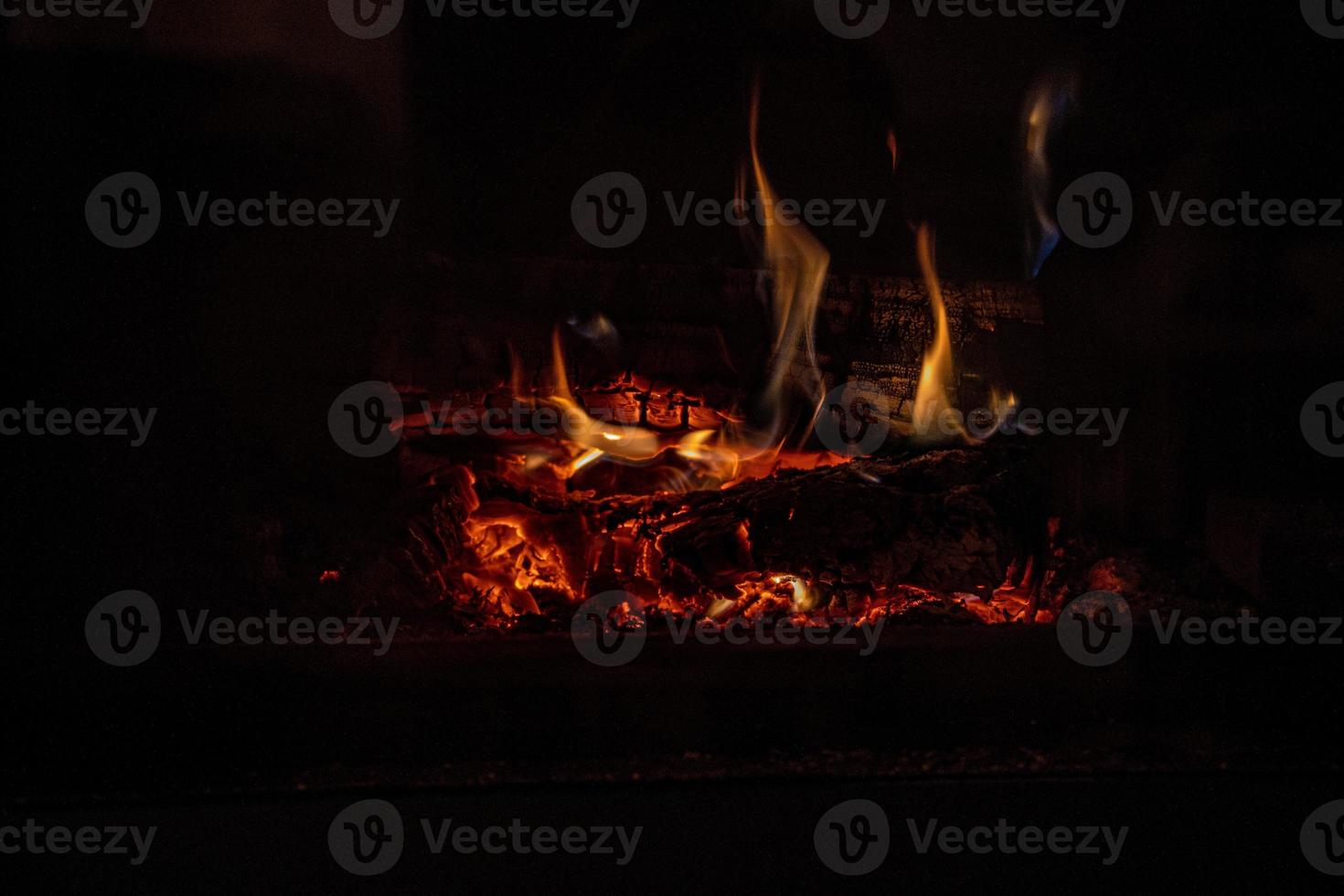 heet brand brandend in een huiselijk haard Aan een winter dag foto