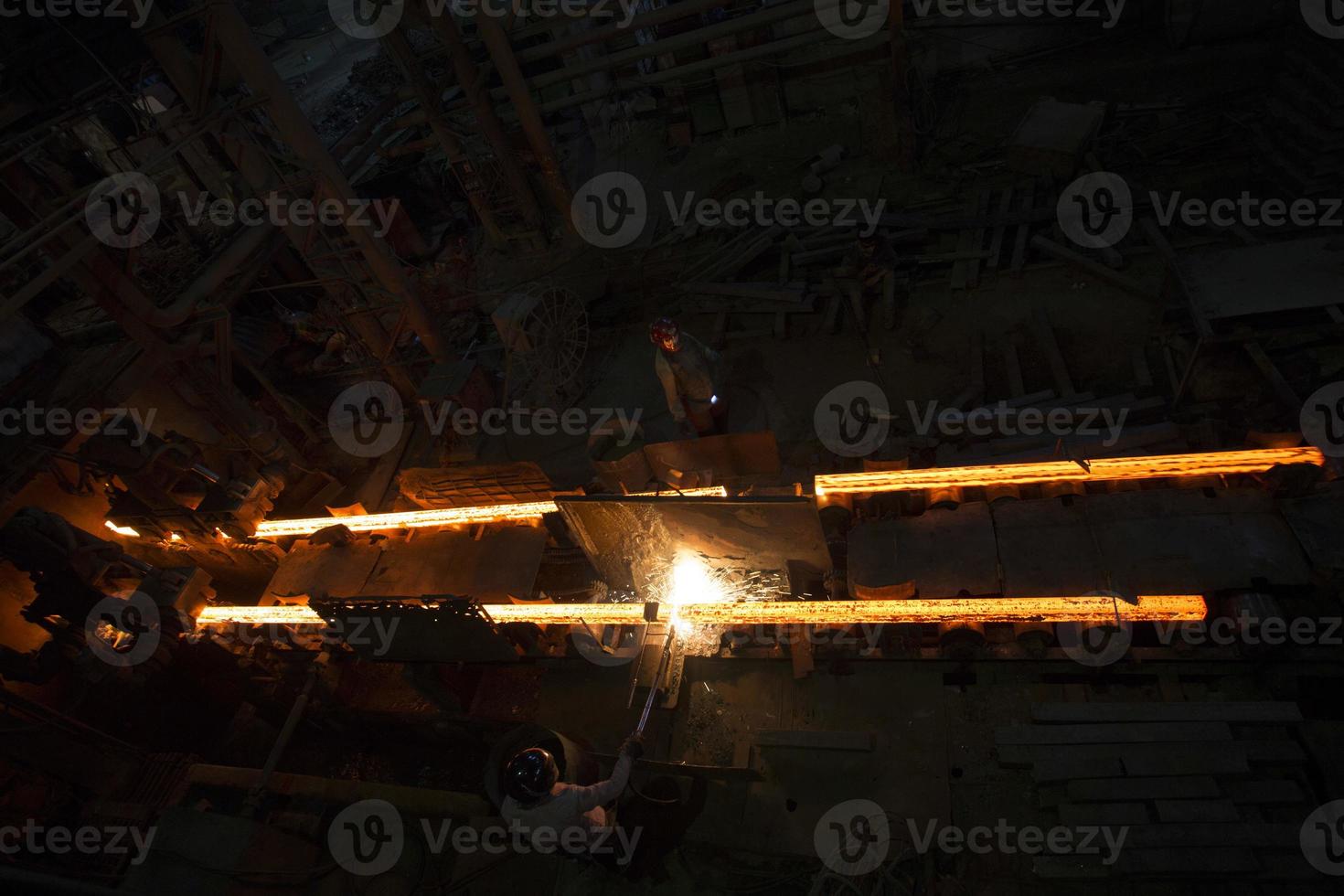 arbeiders zijn werken binnen een staal molen, hoera, dhaka, bangladesh. foto