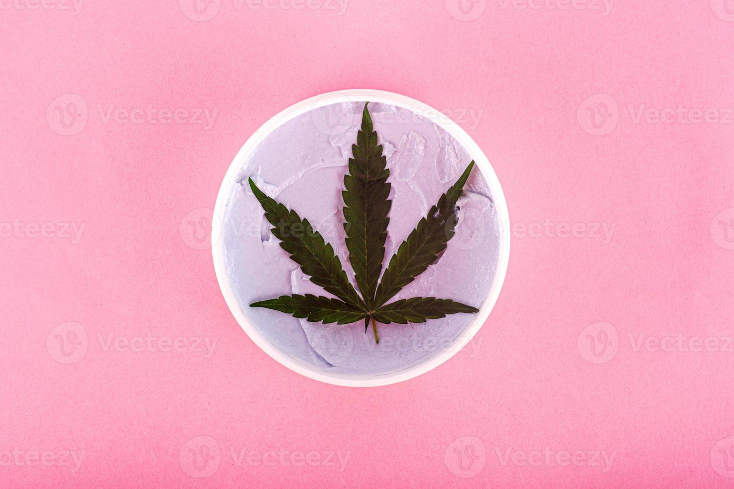 natuurlijke organische marihuanacosmetica, schoonheid en huidverzorgingsconcept op roze achtergrond foto