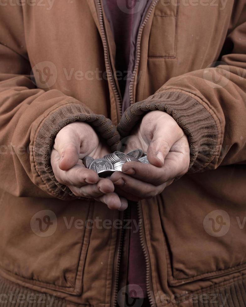 bedelaar concept, uitgestrekte handen van een dakloze die om hulp vraagt foto