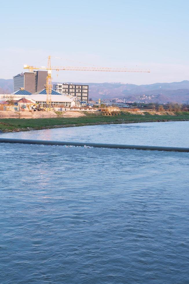 bouwconstructieplaats aan de kust van de blauwe rivier foto