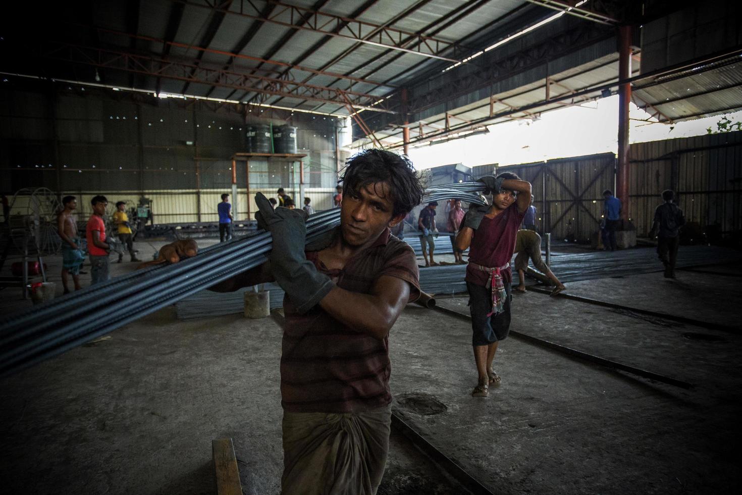 Bangladesh mei 20, 2015 verwarmde metaal krijgt geperst en rennen, riskant arbeiders in staal f foto