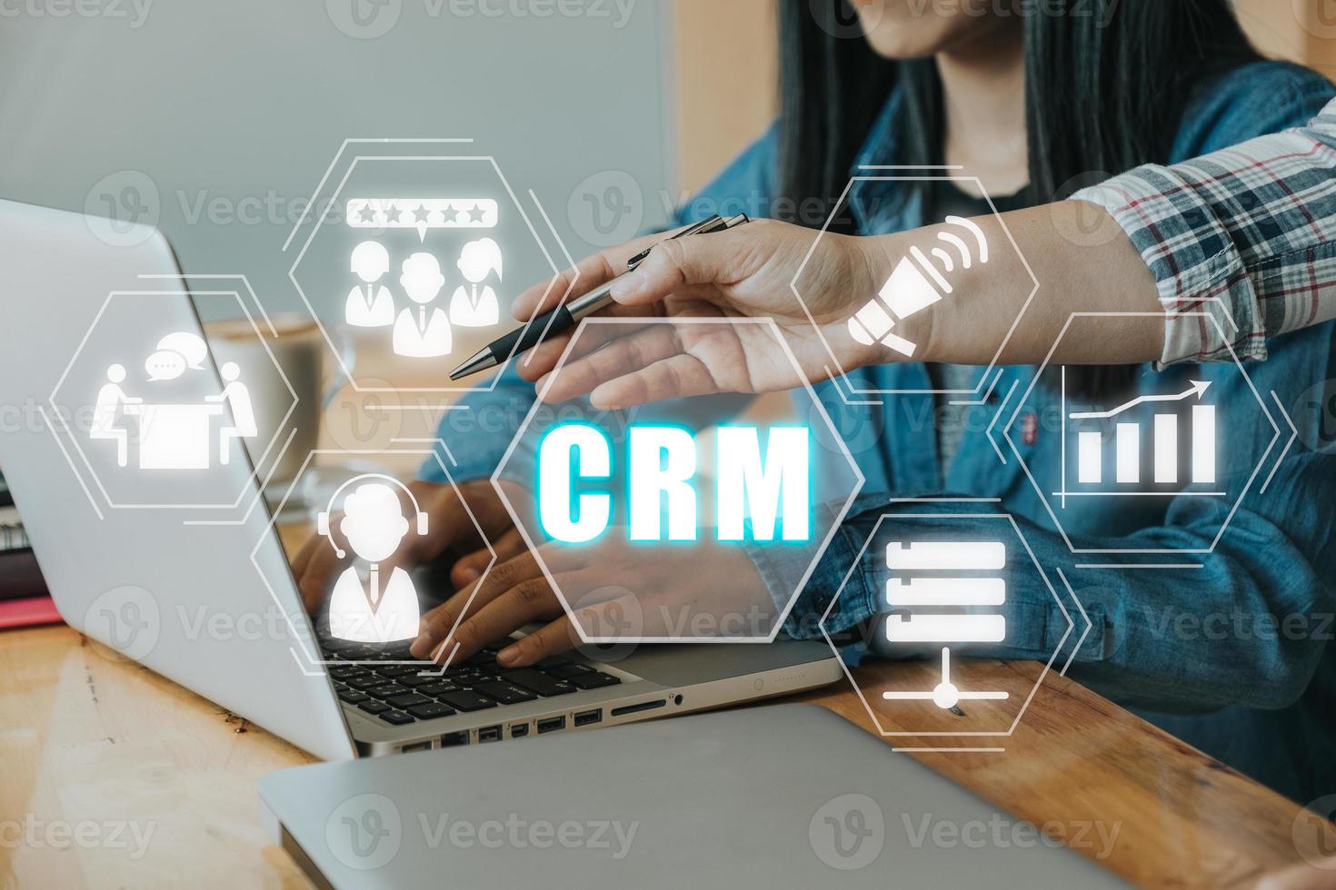 crm klant verhouding beheer bedrijf internet technologie concept, bedrijf team werken Aan laptop computer met crm icoon Aan virtueel scherm achtergrond. foto