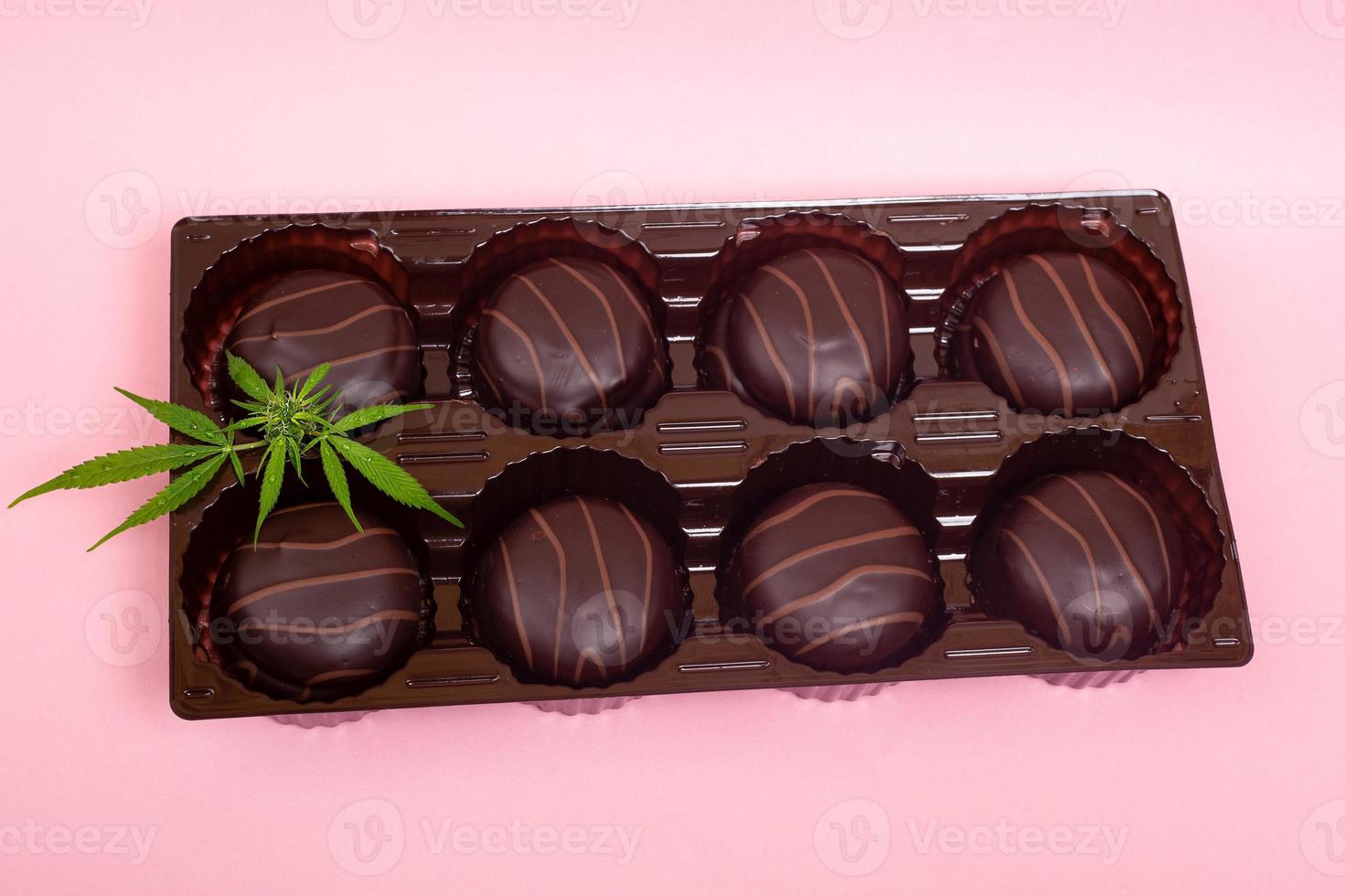 chocolade-cannabiskoekjes met thc- en cbd-extract foto