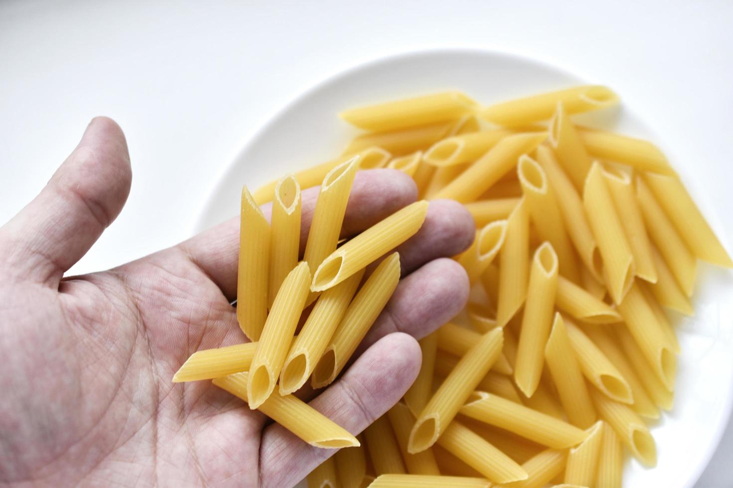 gele heerlijke pasta close-up in iemands hand foto