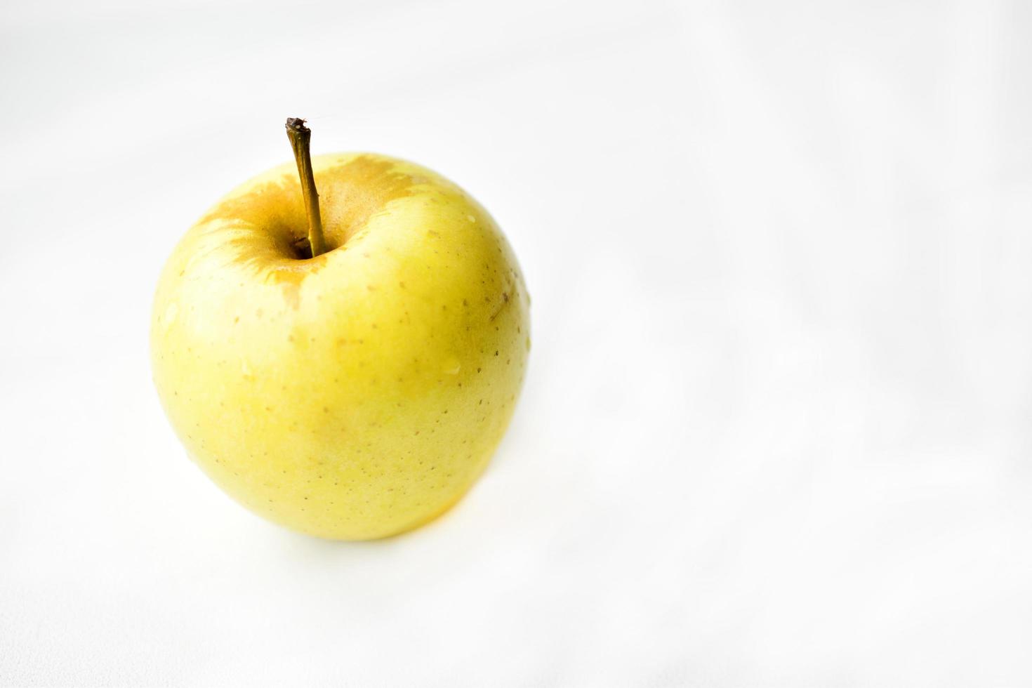 gele schone en frisse appel op een witte achtergrond foto