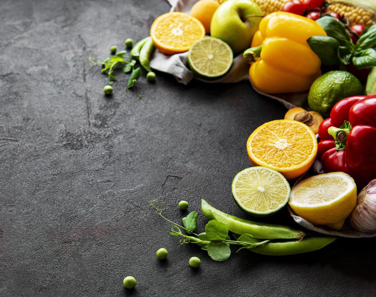 gezond eten. groenten en fruit op een zwarte concrete achtergrond. foto