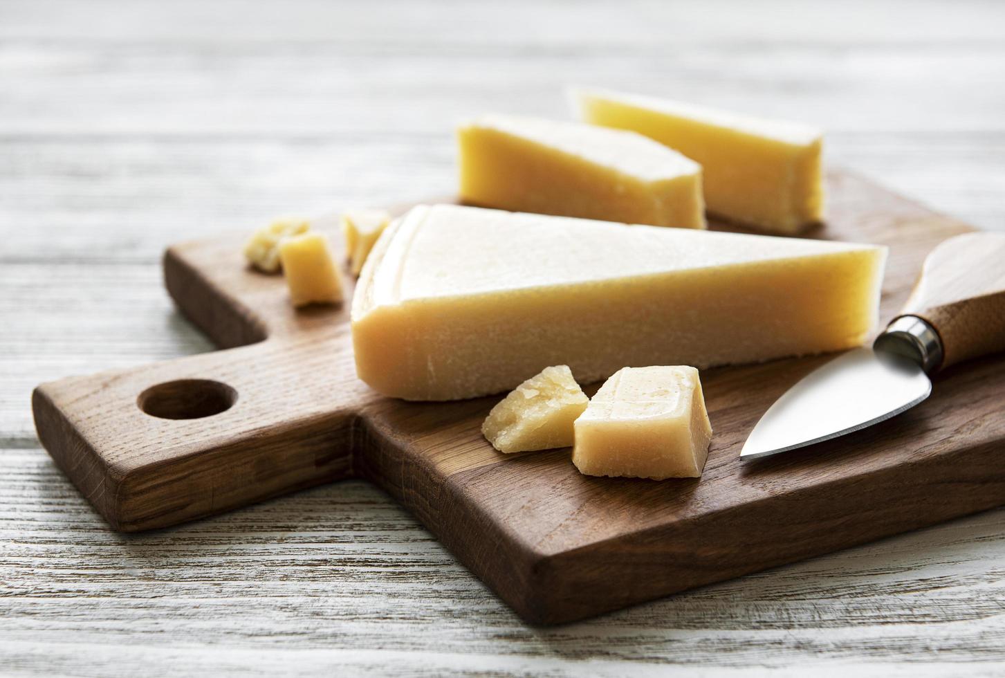 stuk parmezaanse kaas op een houten bord foto