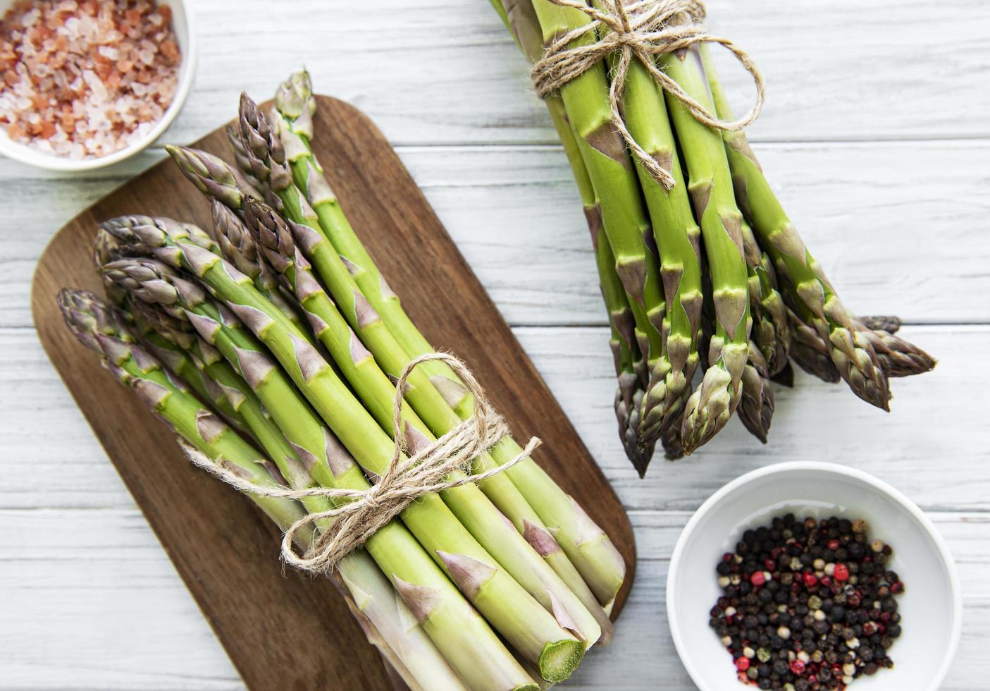 bosje rauwe asperges met verschillende kruiden foto