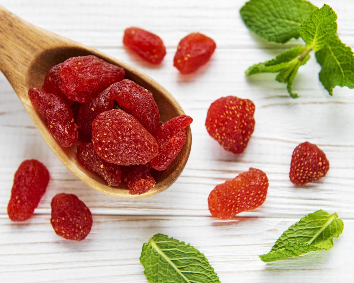 gedroogde aardbeien op een tafel foto