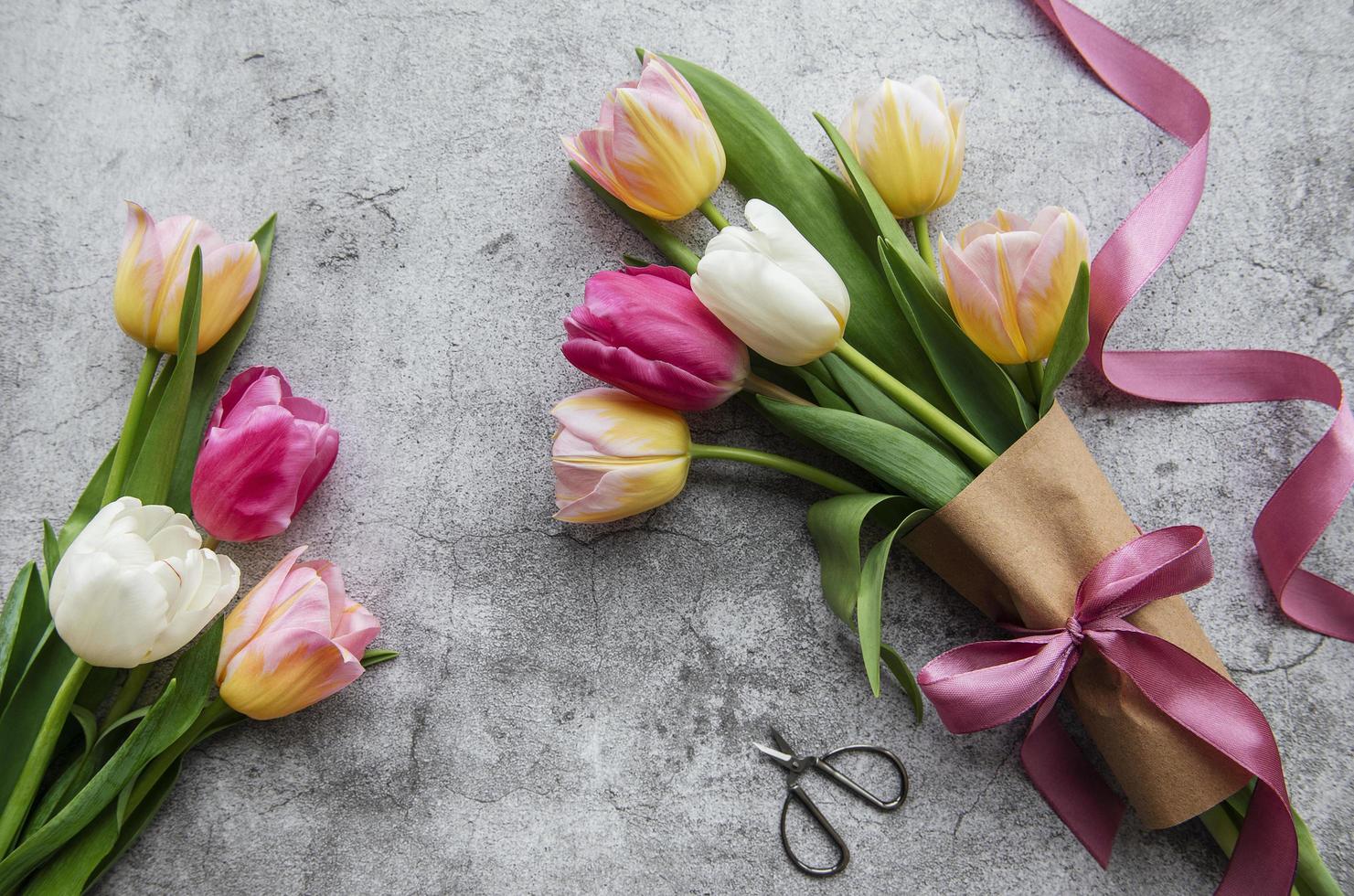 lentetulpen op een betonnen achtergrond foto