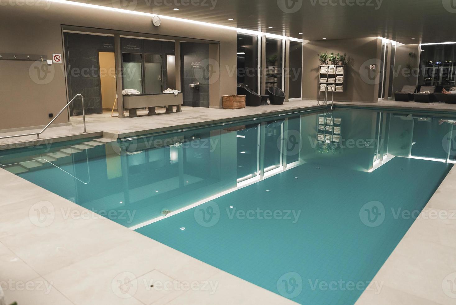 interieur van luxe hotel met zwemmen zwembad en planten foto