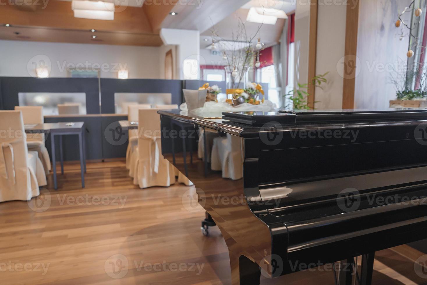 groots piano in verlichte restaurant van luxe hotel foto