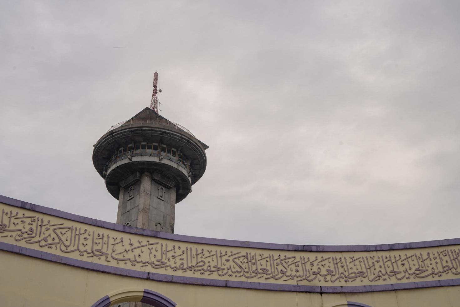 hoofd toren Aan Super goed agung moskee Aan de semarang centraal Java, wanneer dag tijd en blauw lucht. de foto is geschikt naar gebruik voor Ramadhan poster en moslim inhoud media.