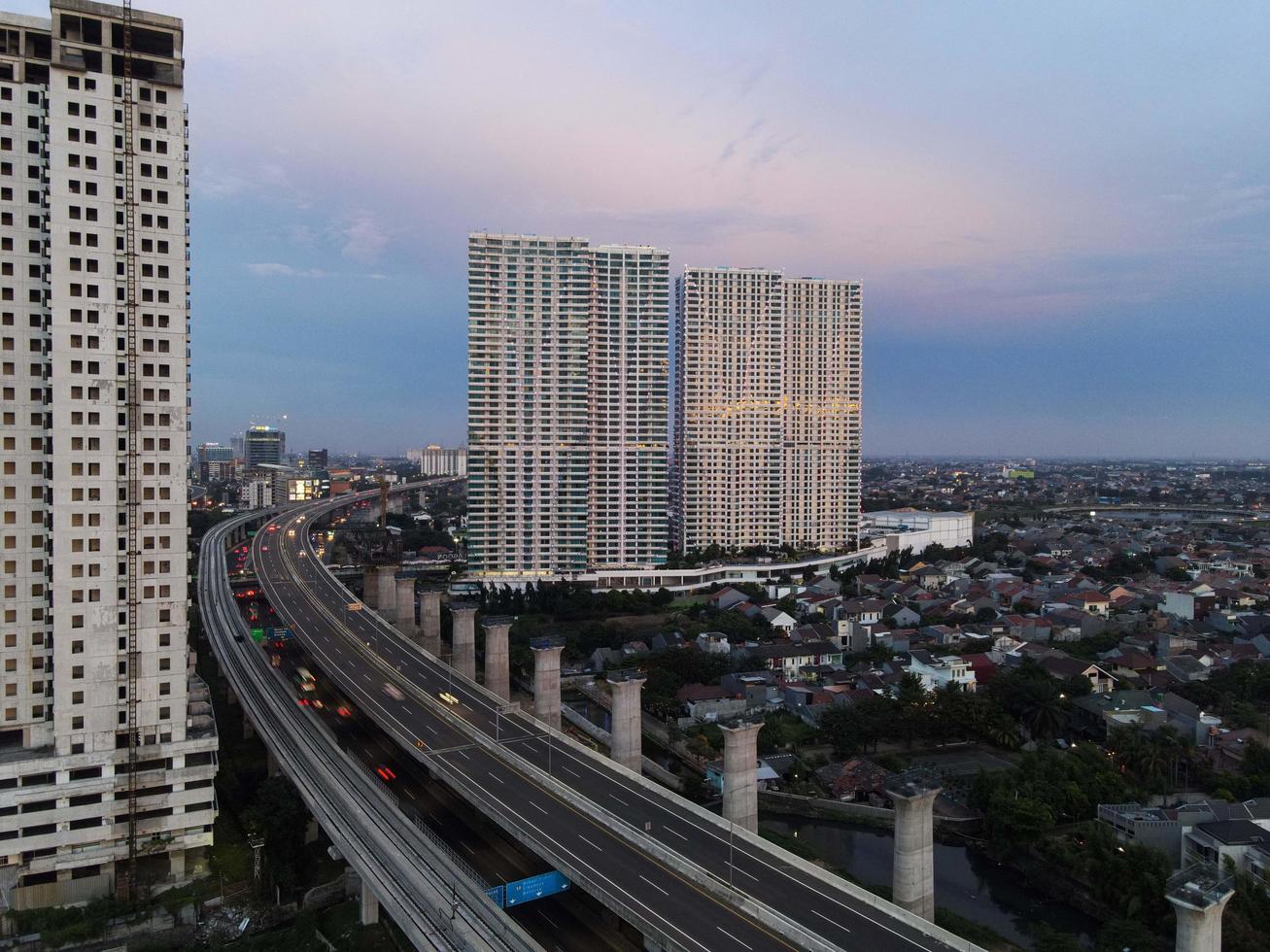 Bekasi, Indonesië 2021 - Luchtfoto van snelwegkruising en gebouwen in de stad Bekasi foto