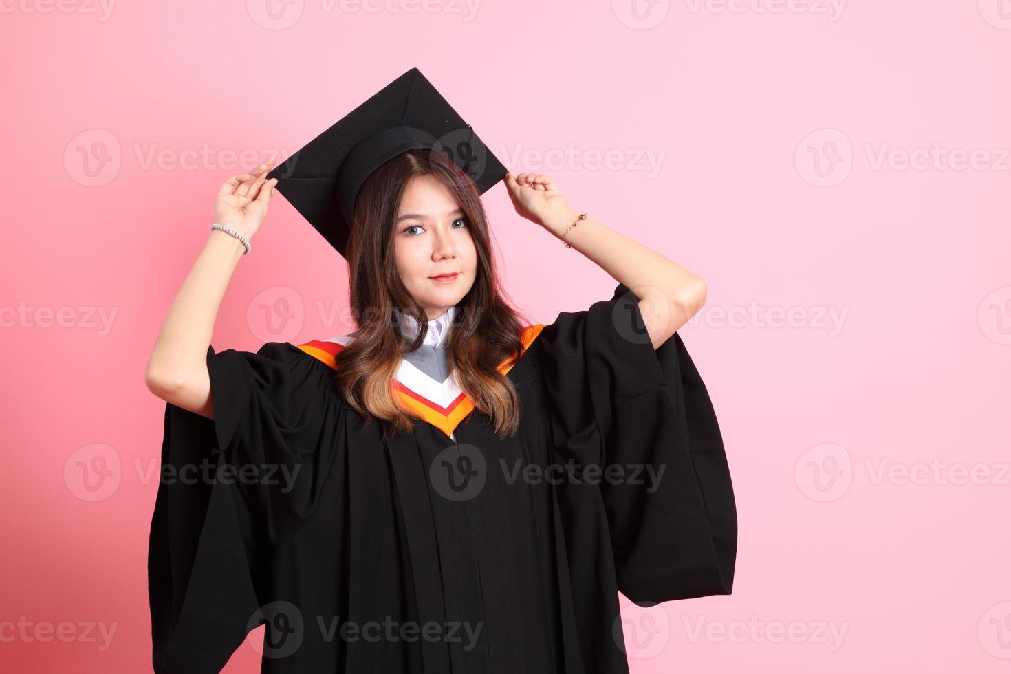 meisje met diploma uitreiking japon foto