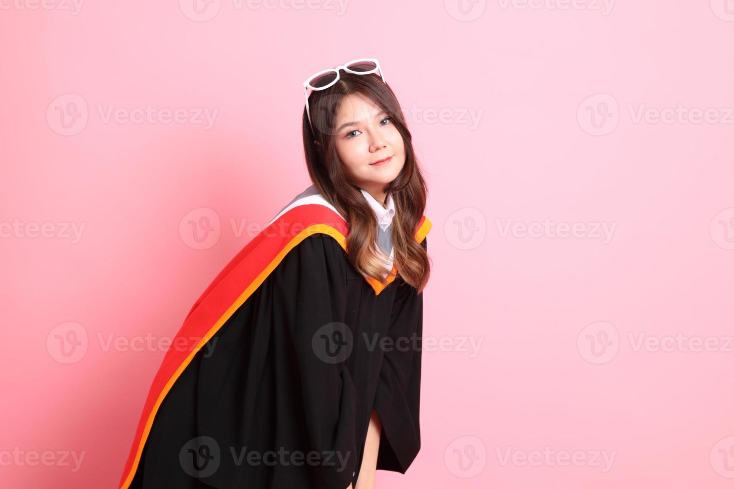 meisje met diploma uitreiking japon foto