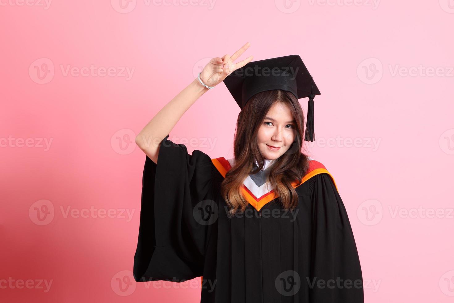 meisje met diploma uitreiking japon foto