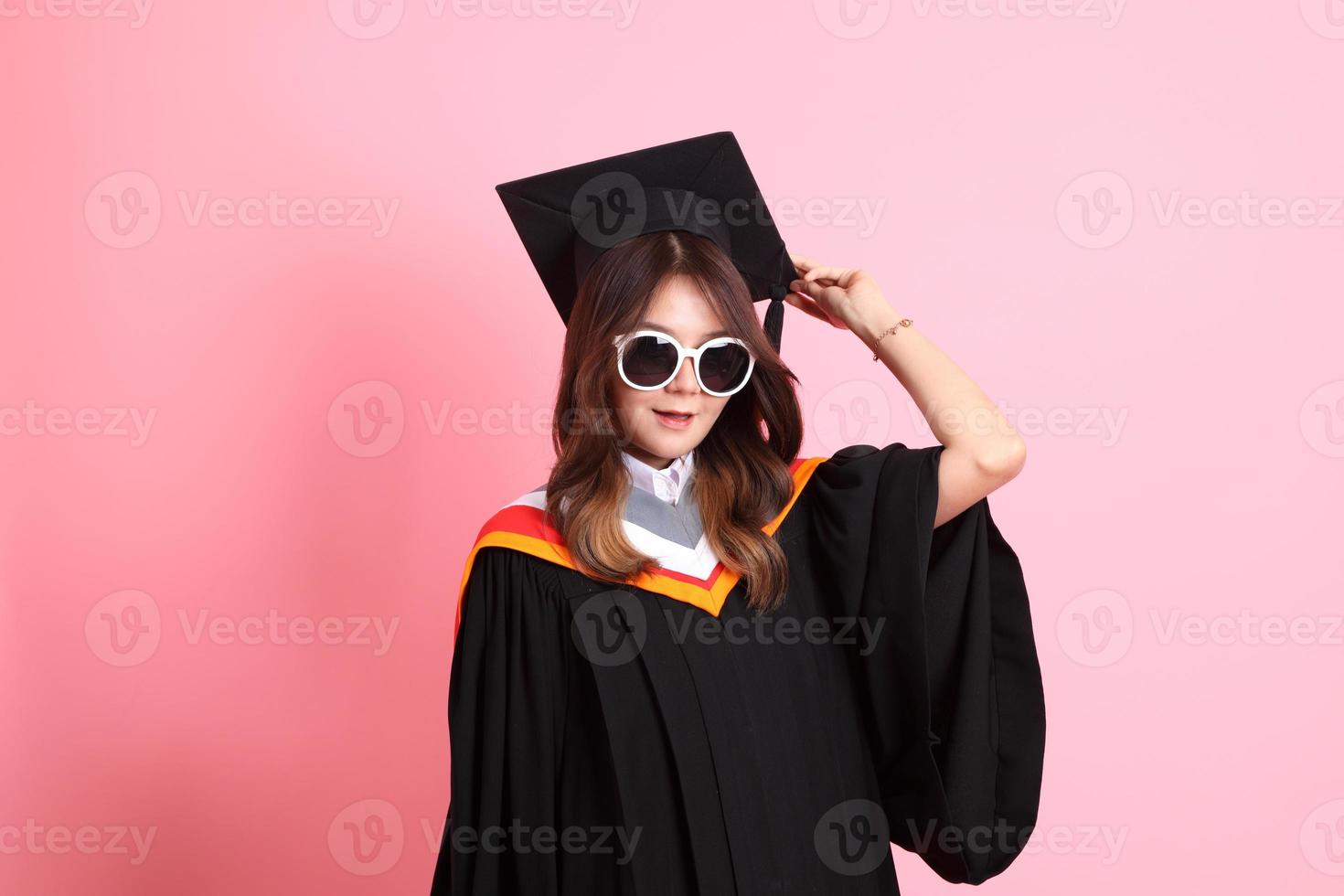 meisje met diploma uitreiking japon foto