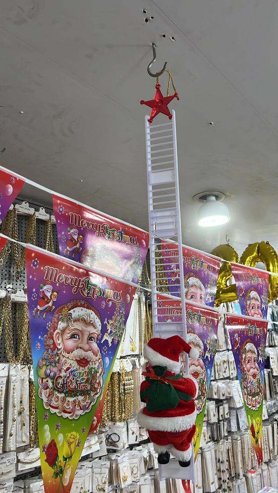 Kerstmis decoratie Aan de plank in een winkel in de stad van Baku foto