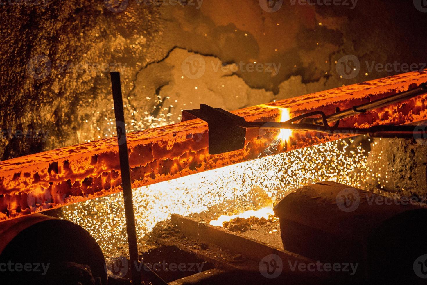 gas- snijdend van de heet metaal in staal fabriek Bij hoera, dhaka, Bangladesh foto