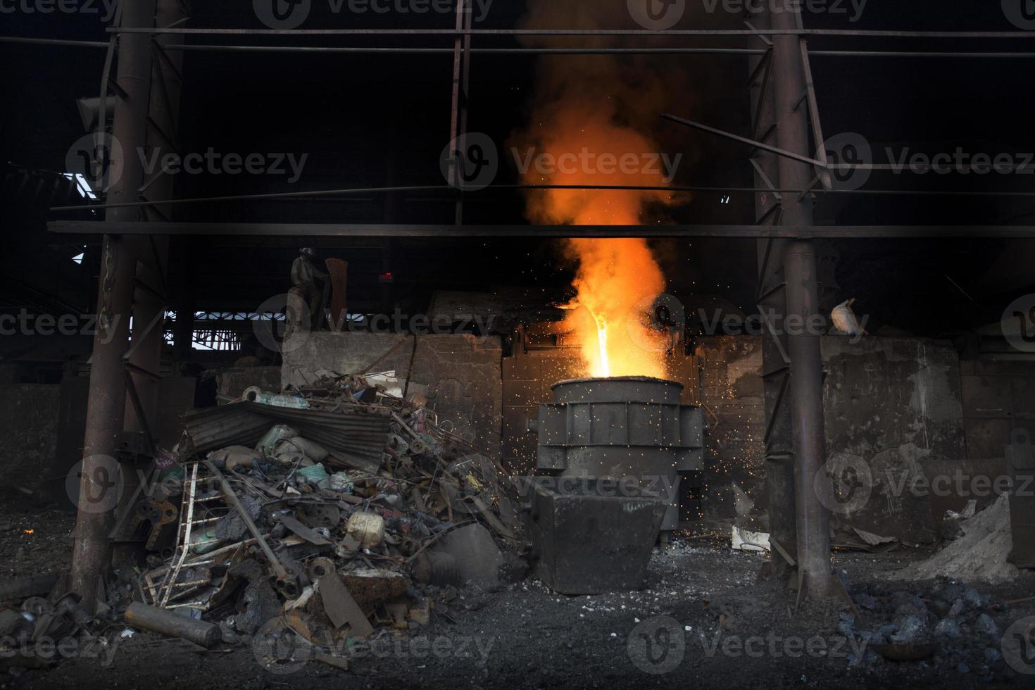 ontploffing oven in de smelten staal werken in hoera, dhaka, bangladesh. foto