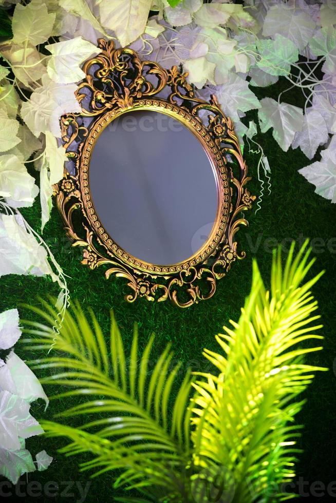 groen kunstmatig gras gebaseerd bruiloft stadium met handgemaakt ovaal van vorm ijdelheid muur spiegel decoratie achtergrond. plastic kunstmatig bloem. bruiloft decoratie. foto