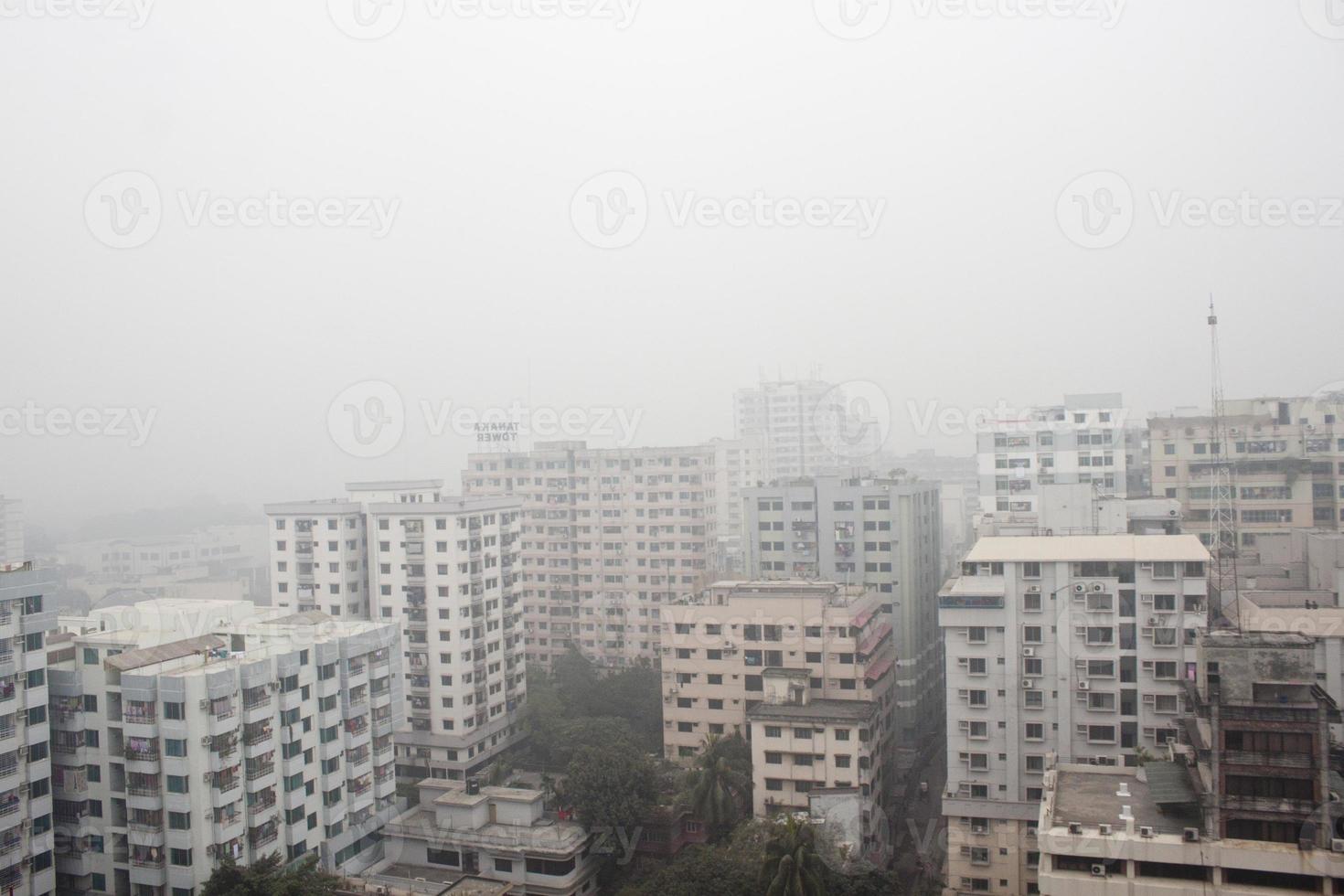 winter middag antenne keer bekeken van Dhaka stad. zwaar mistig winter kruis van de stad van dhaka. foto