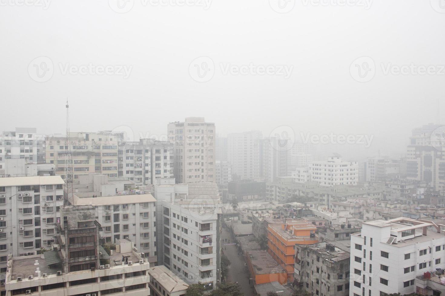 winter middag antenne keer bekeken van Dhaka stad. zwaar mistig winter kruis van de stad van dhaka. foto