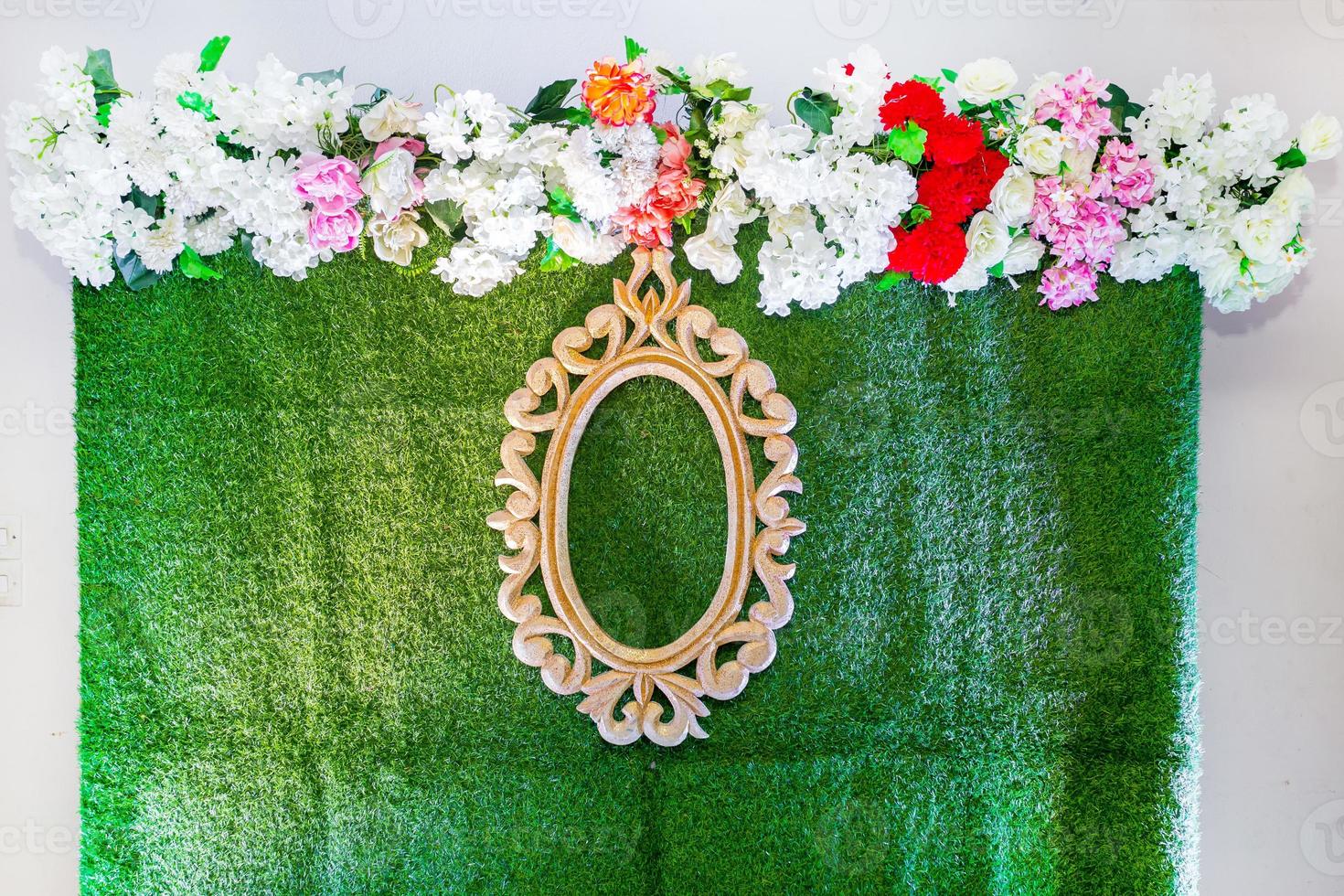 groen kunstmatig gras gebaseerd bruiloft stadium met kunstmatig kleurrijk papier bloem decoratie. foto